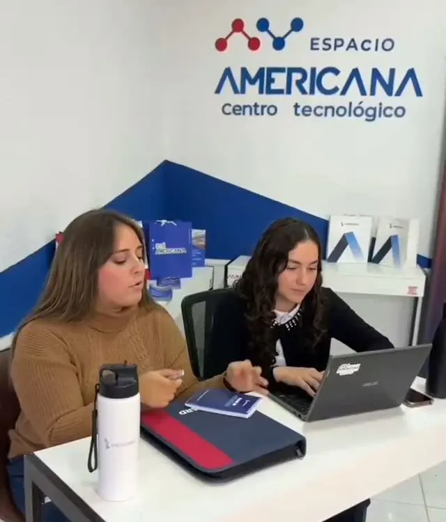 Asesoría a una alumna en el Espacio