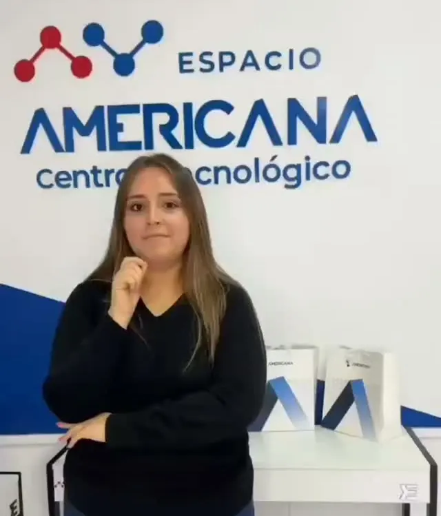 Asesora del Espacio dando la bienvenida