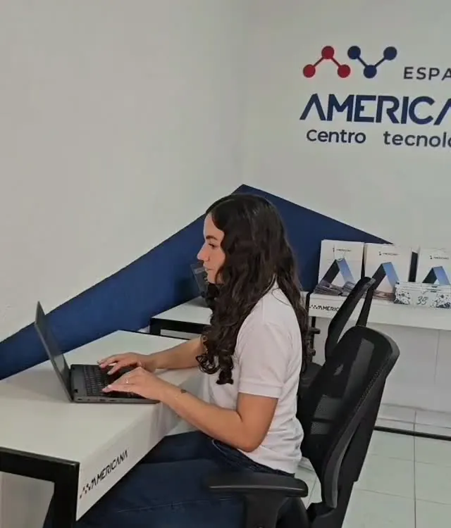 Alumna estudiando en una computadora del Espacio
